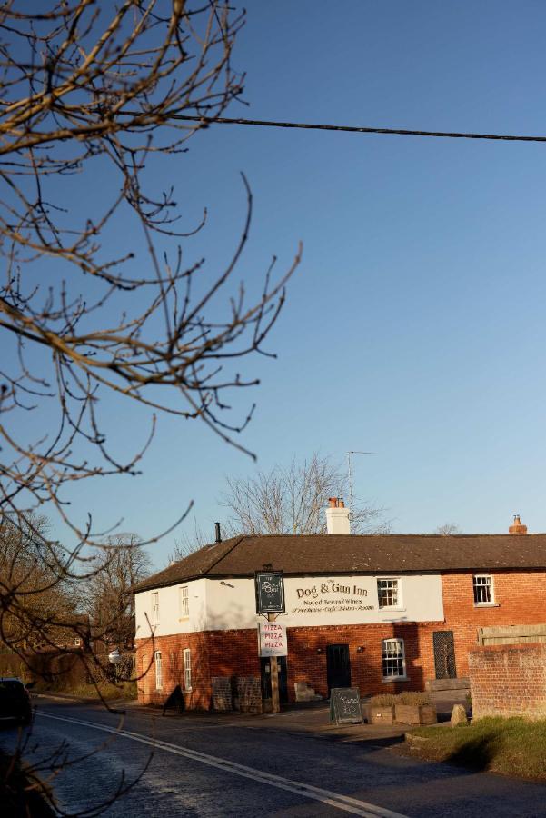 The Dog & Gun Inn Netheravon المظهر الخارجي الصورة